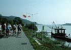 Fahrradgruppe am Anleger des Gasthauses "Zum guten Kameraden" in Marbach, Donau-km 2048,4 : Fischernetz